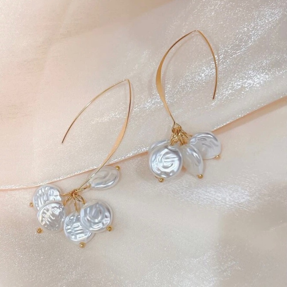 Anthropologie “Freshwater Pearl Disc Cluster” Elongated Open Loop Gold Wire Hoop - Picture 14 of 16